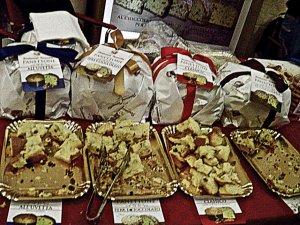 Da sinistra a destra: panettone all'uvetta, pera e cioccolato, classico, alla cioccolata. Gnam!